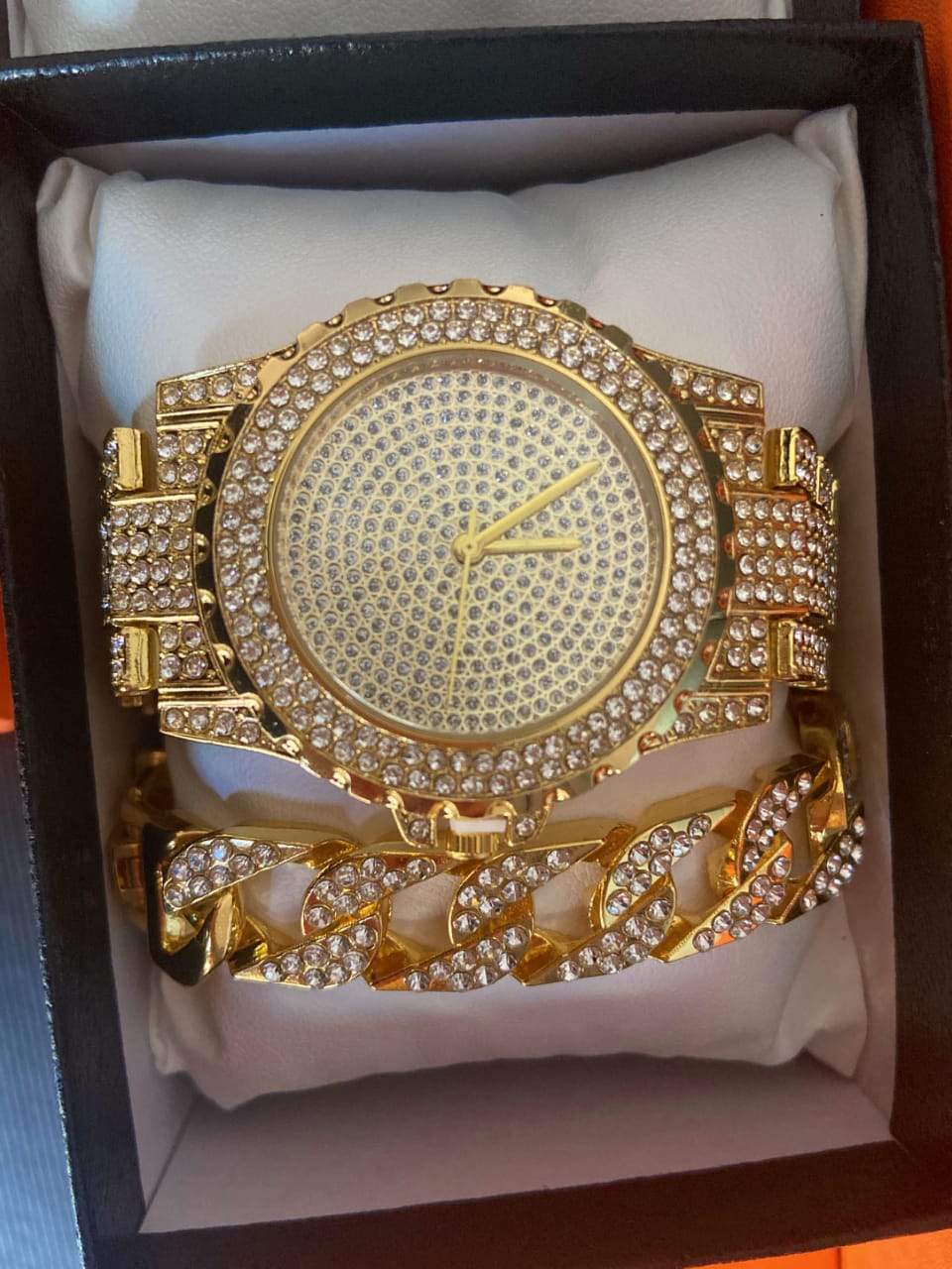 ساعة نسائية مع سوارة
